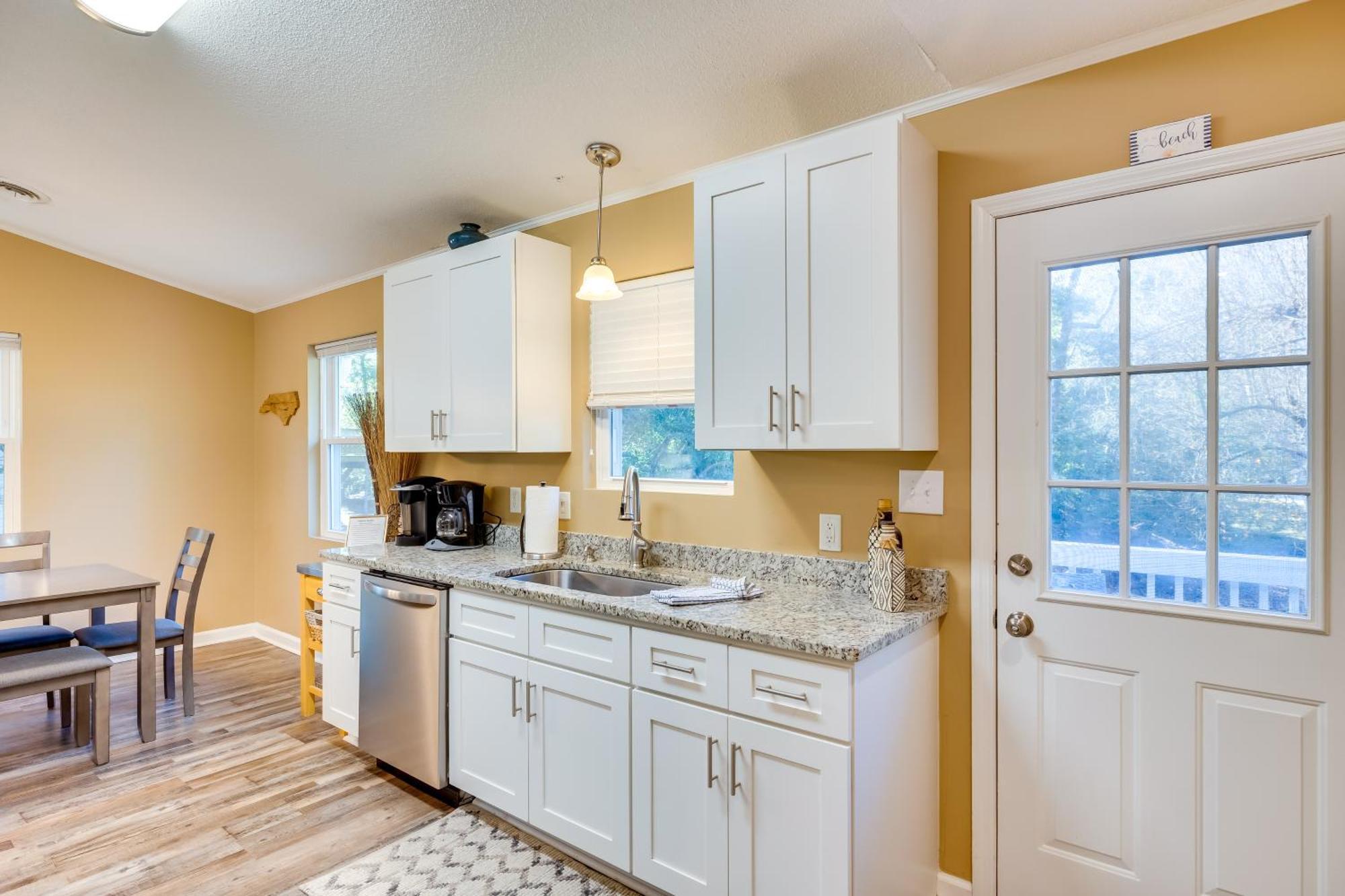 Lovely Emerald Isle Home, Walk To Beach! Eksteriør billede